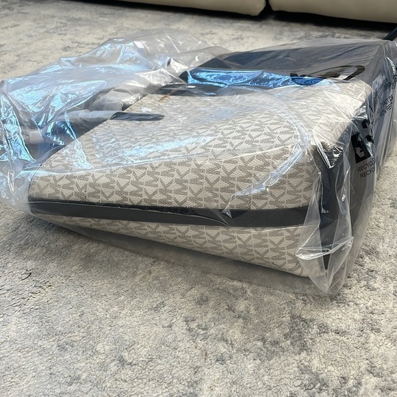 NWT MICHAEL Michael Kors Jet Set Travel Medium Two Tone Logo Tote Bag Black - Picture 7 of 15